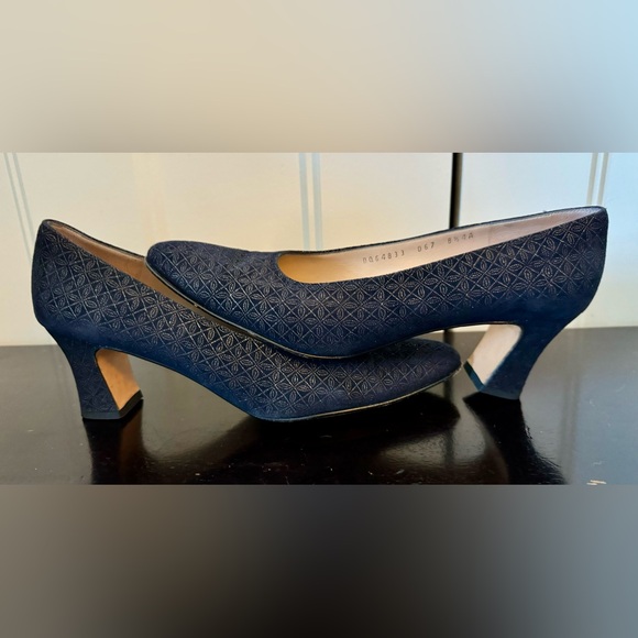 FERRAGAMO Vintage Navy with gold thread heels.  Size 8.5 AAAA - Picture 4 of 9